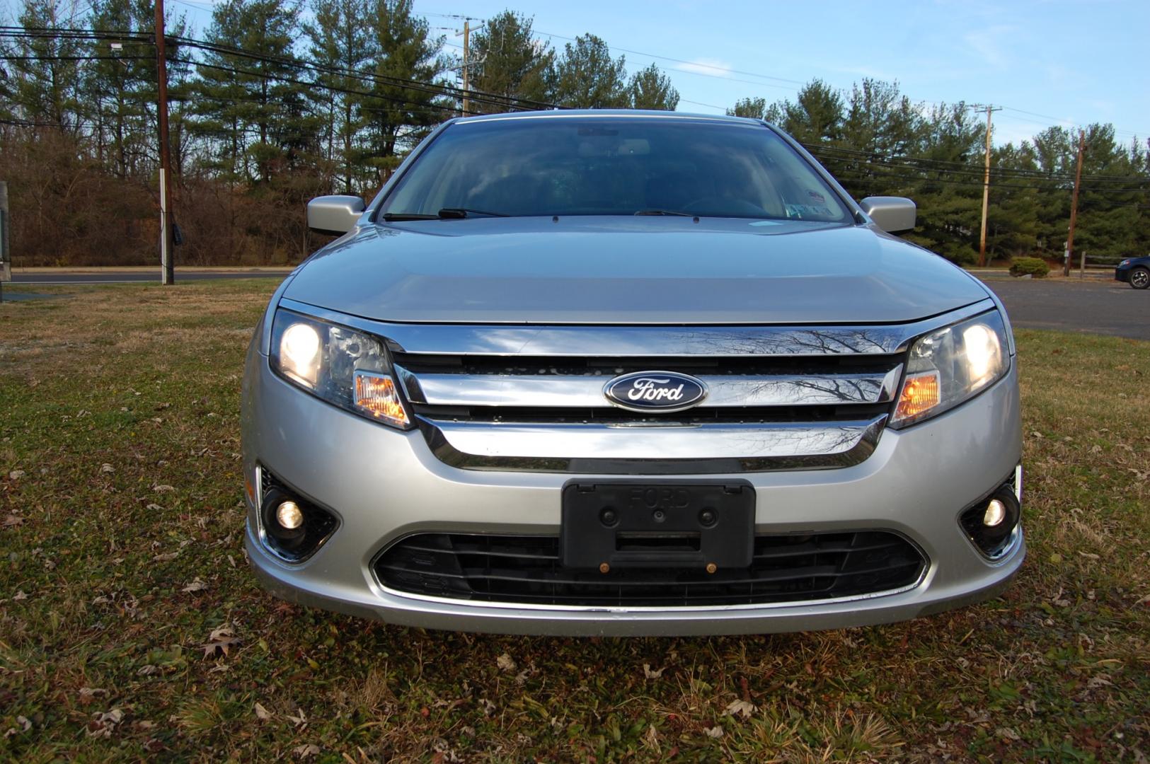 2012 Silver /Black Leather Ford Fusion SEL (3FAHP0JG2CR) with an 3.0L V6 DOHC 24V engine, Automatic transmission, located at 6528 Lower York Road, New Hope, PA, 18938, (215) 862-9555, 40.358707, -74.977882 - Here we have a very nice Ford Fusion SEL with a 3.0L V6 putting power to the front wheels via an automatic transmission. The interior offers black leather, keyless entry, remote start, heated front seats, dual climate controls, AM/FM/CD/AUX/SIRIUS radio, power sunroof, cruise control, tilt steering - Photo#6